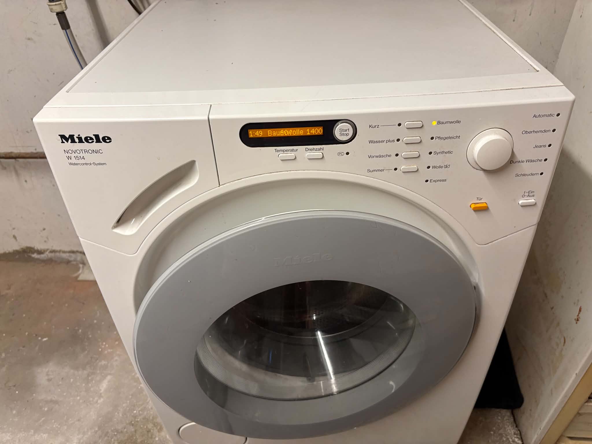 Miele-Waschmaschine im Keller