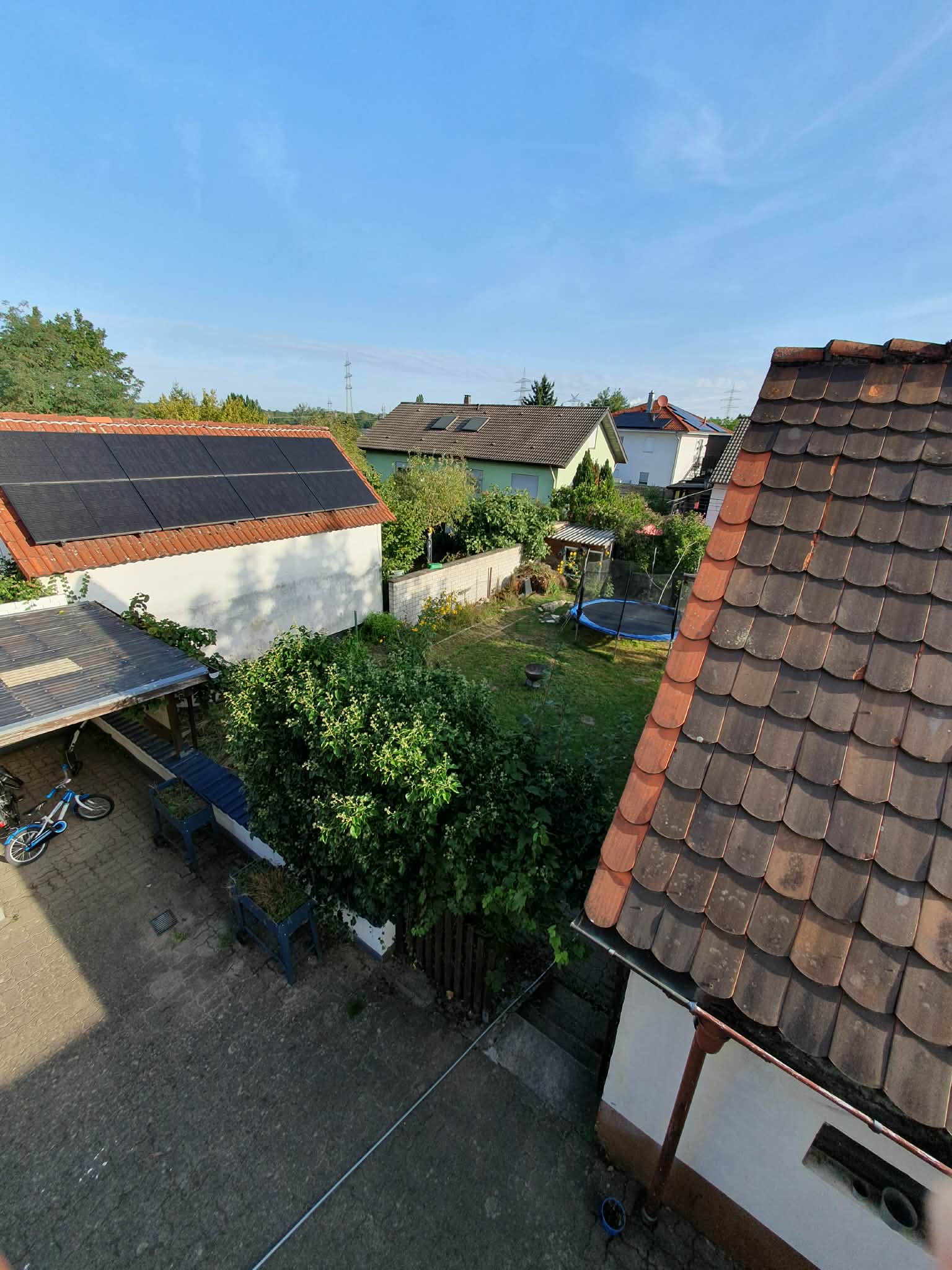 Blick von oben in Hof und Garten